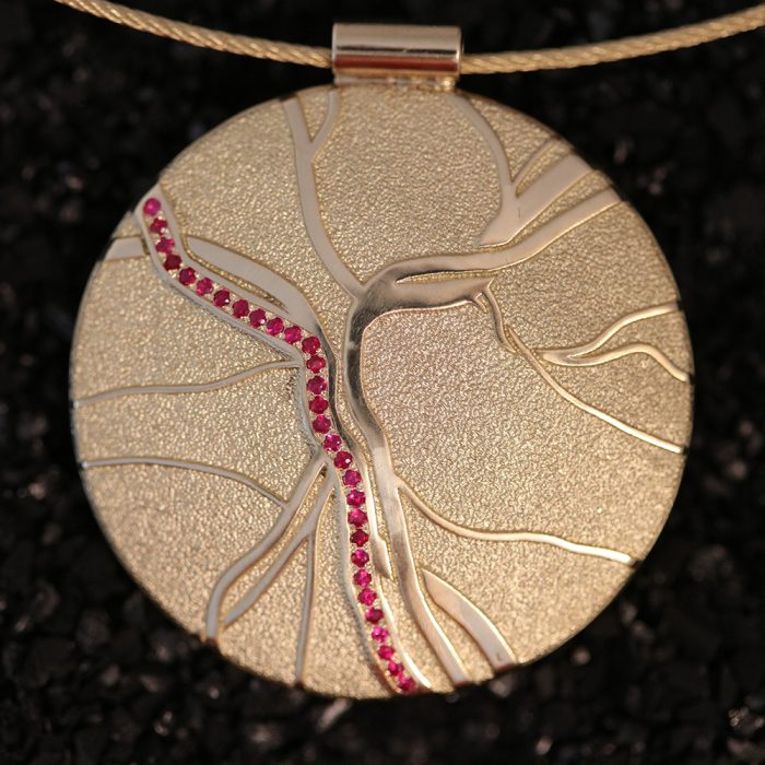 Anhaenger-pendant-rubine-einzigartig-Goldschmiede-Basel-Juwelier-nachhaltig-fairtrade-spezielle-Ringe-individuelle-designs-handgefertigt